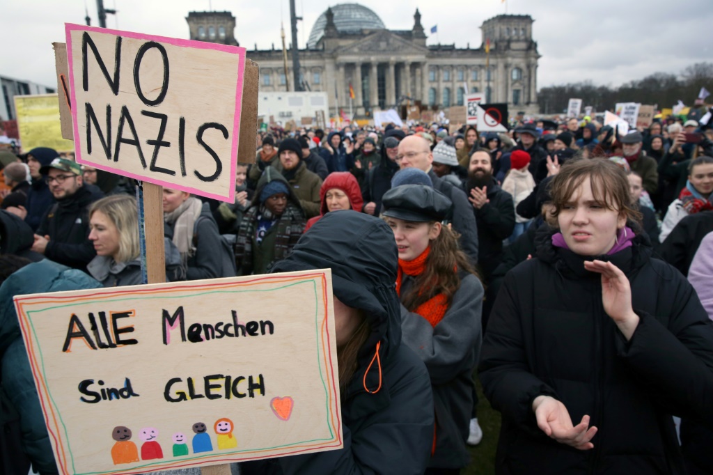متظاهرون يرفعون لافتات امام البرلمان الالماني في برلين ضد اليمين المتطرف في 3 شباط/فبراير 2024 (ا ف ب)
