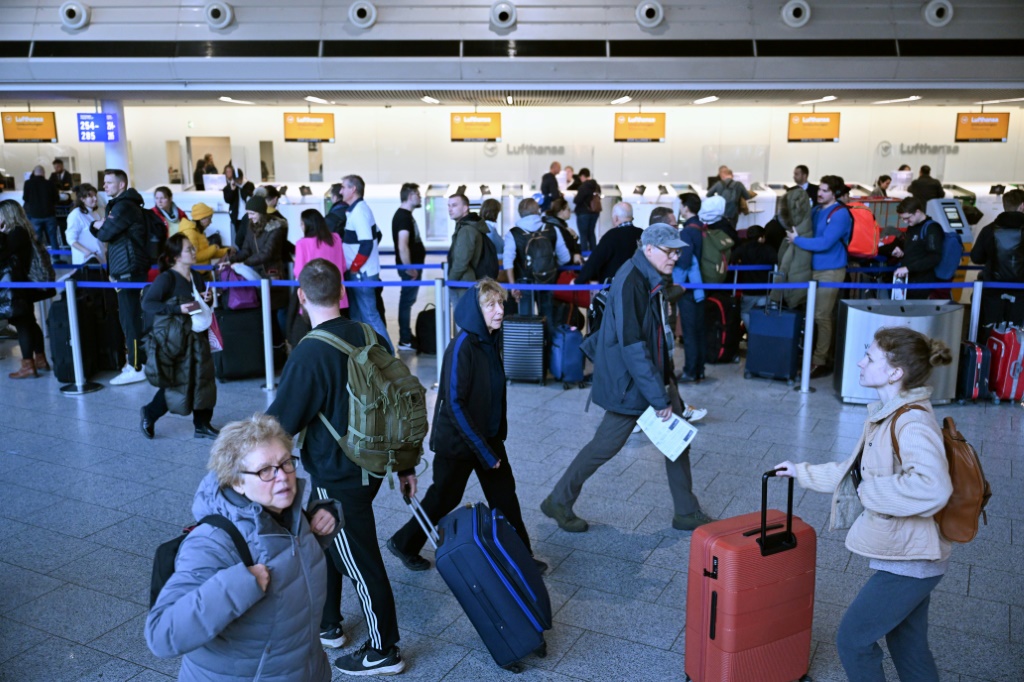    مسافرون في مطار فرانكفورت في الأول من شباط/فبراير 2024 (أ ف ب)   