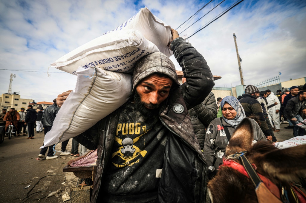 قال وزير الخارجية القطري إن الوكالة تقوم بدور حيوي في مساعدة ملايين الفلسطينيين في غزة والضفة الغربية والأردن وسوريا ولبنان (أ ف ب)