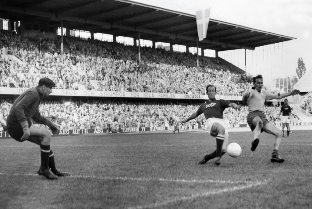السويدي كورت هامرين (يمين) خلال المباراة ضد الاتحاد السوفياتي (2-0) في ربع نهائي مونديال السويد في سولنا في 19 حزيران/يونيو 1958. (ا ف ب)