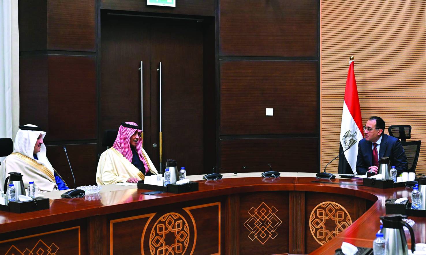 مدبولي والدوسري خلال اجتماعهما في العاصمة المصرية الجديدة (مجلس الوزراء المصري)