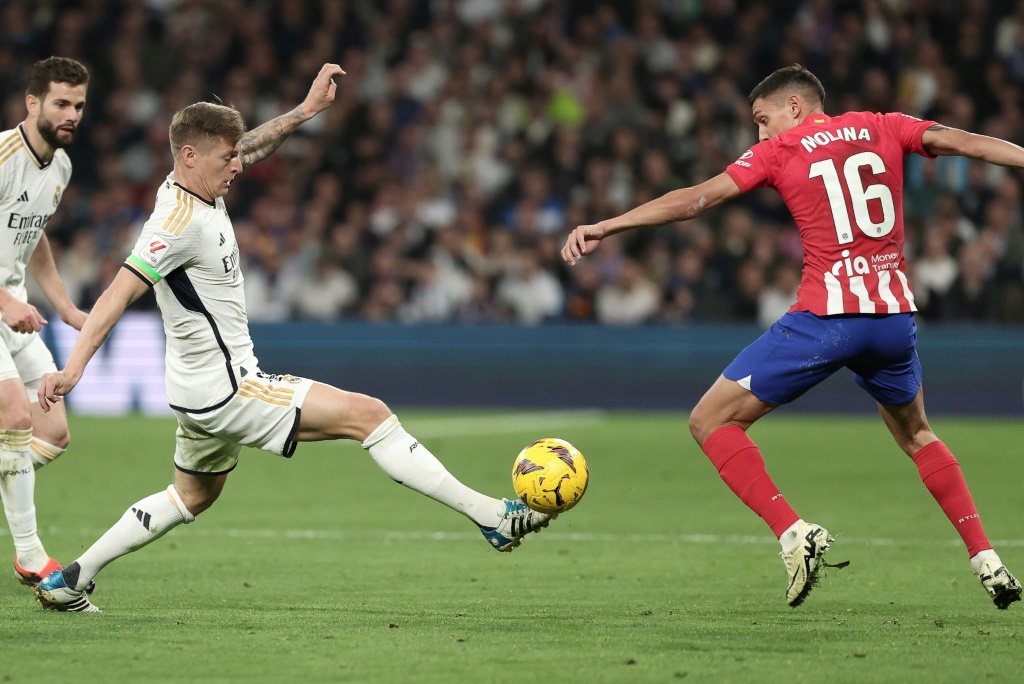 لقطة من مباراة ريال مدريد وأتلتيكو مدريد على ملعب سانتياغو برينبايو ضمن المرحلة الثالثة والعشرين للاتحاد الإسباني لكرة القدم الأحد 4 فبراير/فبراير 2024. (ا ف ب)