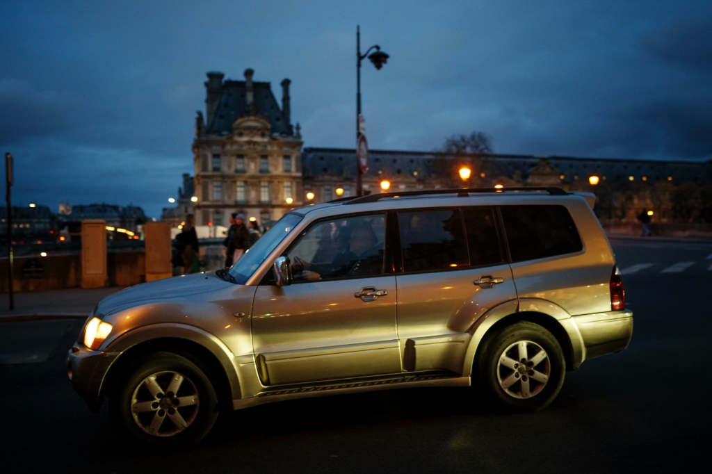 سيارة دفع رباعي في أحد شوارع باريس في الأول من شباط/فبراير 2024 (ا ف ب)