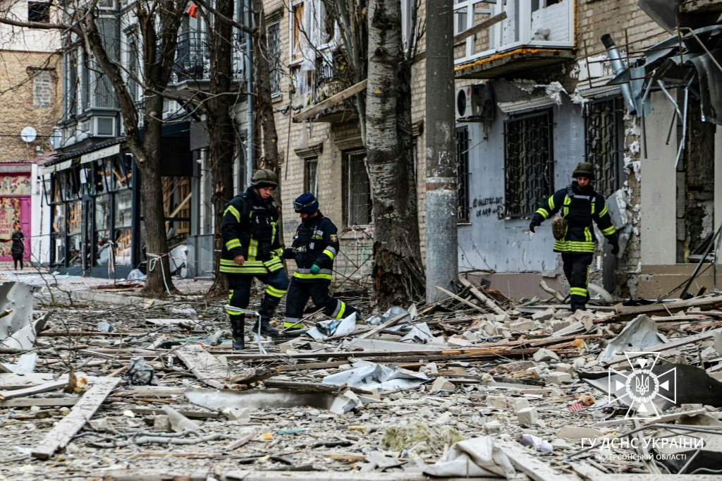 صورة نشرتها أجهزة الطوارئ الأوكرانية في 2 شباط/فبراير تظهر عنصري إنقاذ يعملان وسط دمار مبان تضررت إثر قصف على مدينة خيرسون بوسط أوكرانيا (ا ف ب)