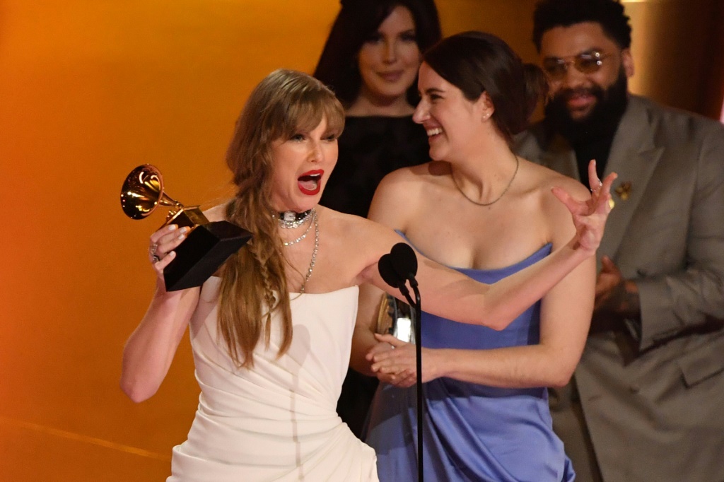 المغنية الأميركية تايلور سويفت لدى تسلمها جائزة أليوم العام خلال الاحتفال السادس والستين لتوزيع جوائز "غرامي" في "كريبتو ارينا" بلوس أنجليس في 4 شباط/فبراير 2024 (ا ف ب)