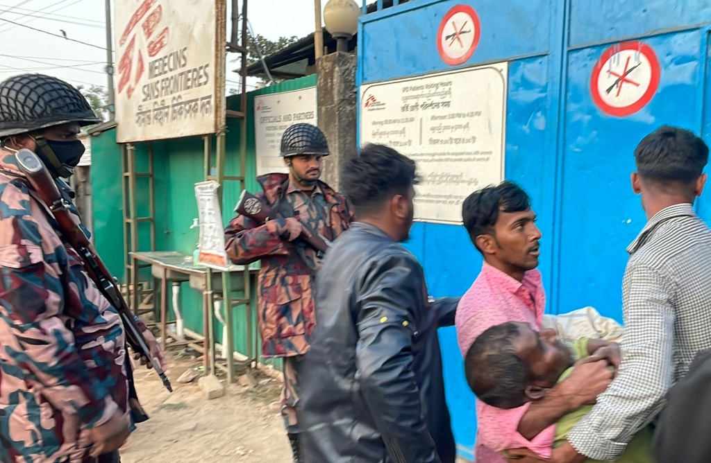 رجل مصاب بالرصاص يُنقل إلى مستشفى منظمة أطباء بلا حدود في بنغلاديش بعد القتال عبر الحدود مع ميانمار (ا ف ب)