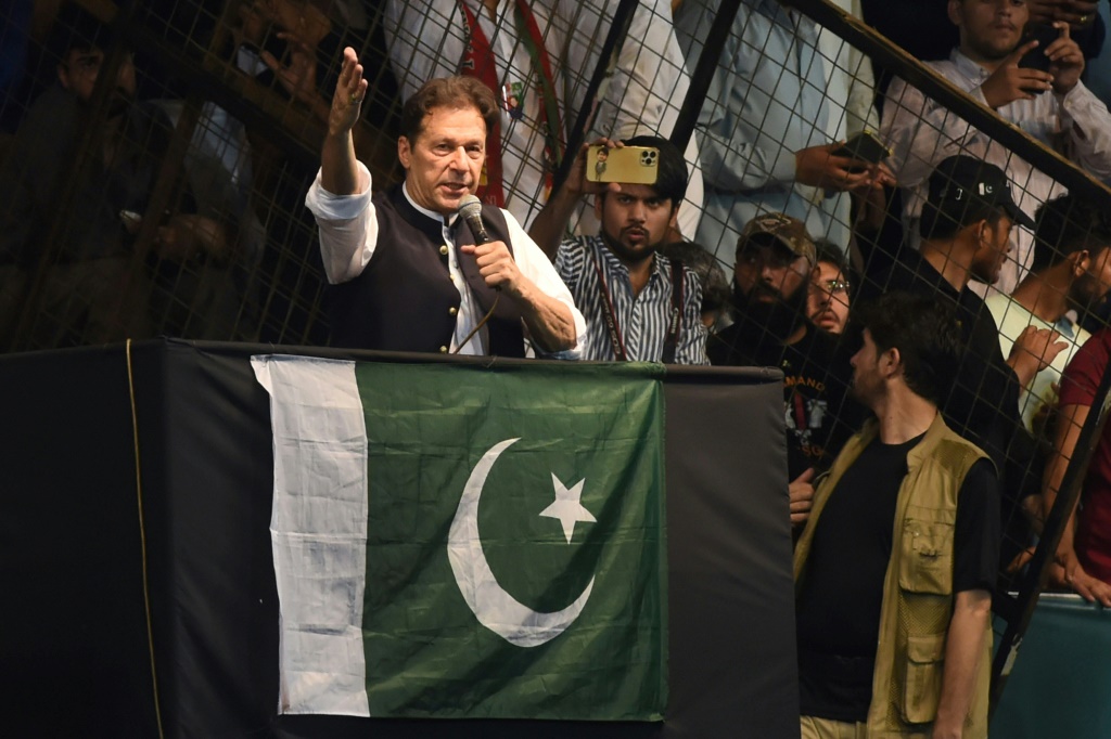 أعلام حزب الشعب الباكستاني (PPP) والحركة القومية المتحدة – باكستان (MQM-P) معلقة في أحد شوارع كراتشي في 4 فبراير 2024، قبل الانتخابات العامة المقبلة (أ ف ب)   