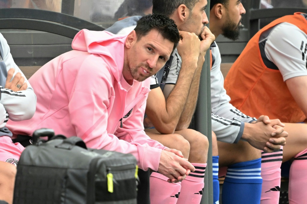 النجم الأرجنتيني ليونيل ميسي جالساً على مقاعد الاحتياط خلال مباراة فريقه إنتر ميامي الأميركي الودية ضد منتخب من نجوم الدوري في هونغ كونغ (4-1) الأحد (ا ف ب)