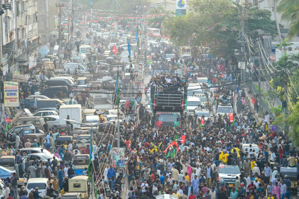أنصار حزب الشعب الباكستاني في مسيرة انتخابية في كراتشي. (ا ف ب)