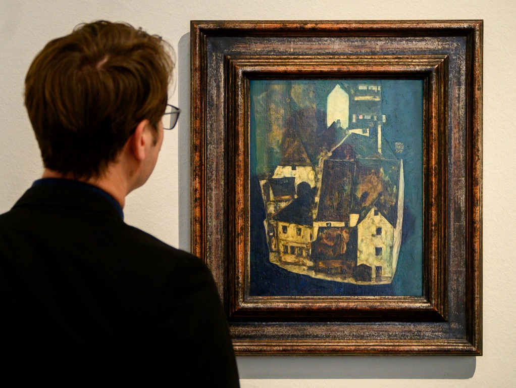 "المدينة الميتة III (1911)" هي من بين لوحات إيغون شيله المعروضة في متحف ليوبولد في فيينا (ا ف ب)