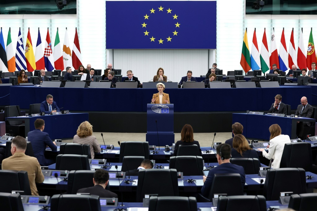 رئيسة المفوضية الأوروبية أورسولا فون دير لايين أمام البرلمان الأوروبي في مدينة ستراسبورغ الفرنسية في السادس من شباط/فبراير 2024 (أ ف ب)   