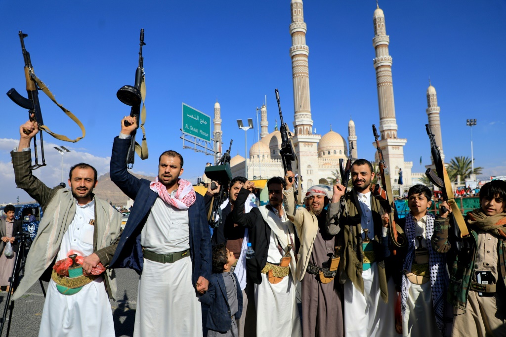 يمنيون مسلحون في شوارع العاصمة صنعاء التي يسيطر عليها الحوثيون يتظاهرون لإظهار دعمهم للفلسطينيين في قطاع غزة في 2 شباط/فبراير 2024 (ا ف ب)   