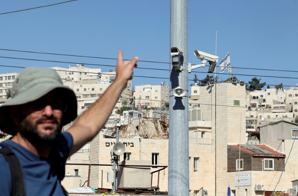يقول الفلسطينيون في مدينة الخليل بالضفة الغربية المحتلة إن القوات الإسرائيلية تستخدم بانتظام تقنية التعرف على الوجه (أ ف ب)   