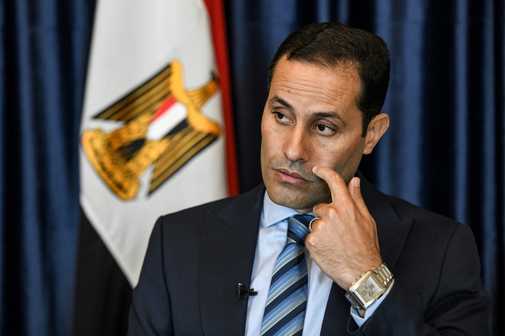 المعارض المصري أحمد الطنطاوي خلال مقابلة معه في مكتبه في وسط القاهرة في 12 تشرين الأول/أكتوبر 2023 (ا ف ب)