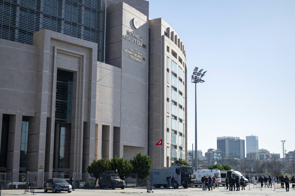 خبراء الطب الشرعي في الشرطة يفحصون المنطقة بعد إطلاق نار خارج محكمة تشاغليان في اسطنبول في السادس من شباط/فبراير 2024 (ا ف ب)