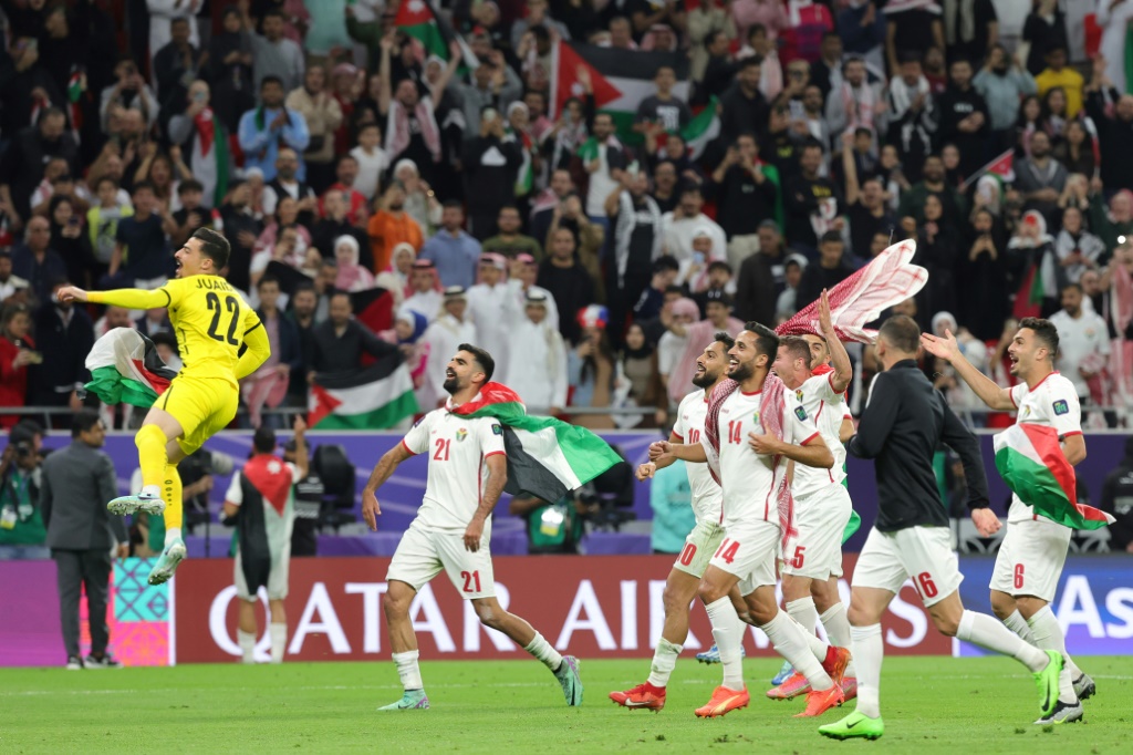 لاعبو الأردن يحتفلون بعد الفوز على كوريا الجنوبية 2-0 في نصف نهائي كأس آسيا لكرة القدم الثلاثاء على استاد أحمد بن علي. 6 شباط/فبراير 2024 (ا ف ب)