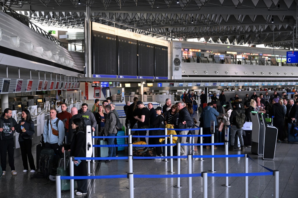يصطف الركاب لإعادة الحجز في مطار فرانكفورت هذا الشهر بعد إضراب العمال، مما أدى إلى إلغاء مئات الرحلات الجوية في جميع أنحاء ألمانيا (أ ف ب)   