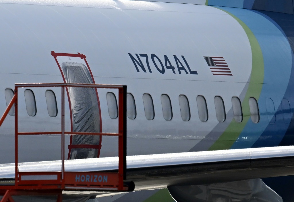 وقال NTSB إن أربعة مسامير في لوحة الطائرة Boeing 737 MAX 9 المعيبة مفقودة (أ ف ب)   