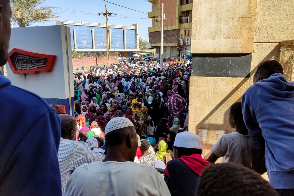 نازحون من ولايتي الخرطوم والجزيرة في السودان ينتظرون الحصول على مساعدات من جمعية خيرية في القضارف في 30 كانون الأول/ديسمبر 2023 (أ ف ب)   