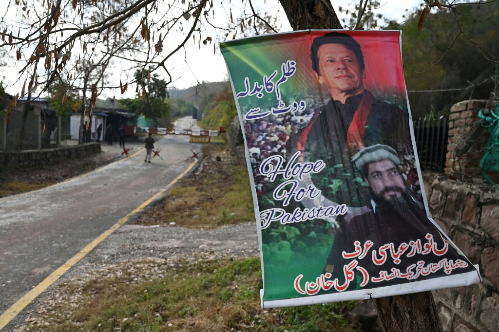 وفي حين تم استبعاد حزبه من الاقتراع، لا يزال بإمكان أنصار إنرام خان التصويت للموالين الذين يترشحون كمستقلين (أ ف ب)   