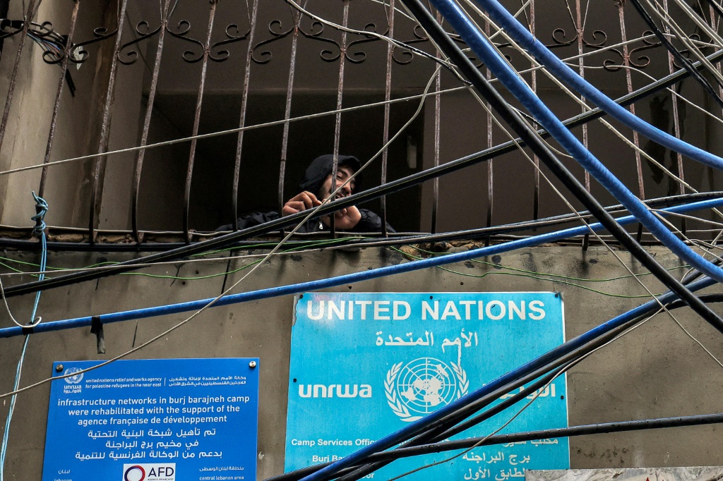 مقر للأوتروا في مخيم برج البراجنة للاجئين الفلسطينيين بالضاحية الجنوبية لبيروت بتاريخ 5 شباط/فبراير 2024 (ا ف ب)