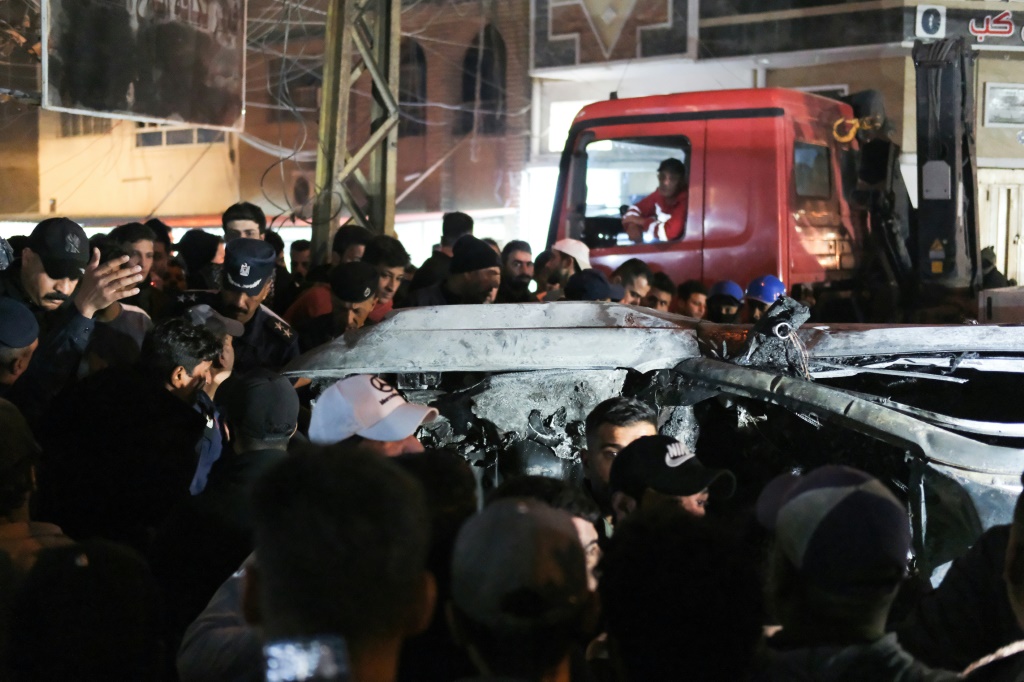 السيارة التي تعرضت لهجوم بطائرة بدون طيار أسفرت عن مقتل ثلاثة أشخاص، بينهم اثنان من قادة جماعة موالية لإيران، في بغداد في 7 فبراير 2024 (ا ف ب)