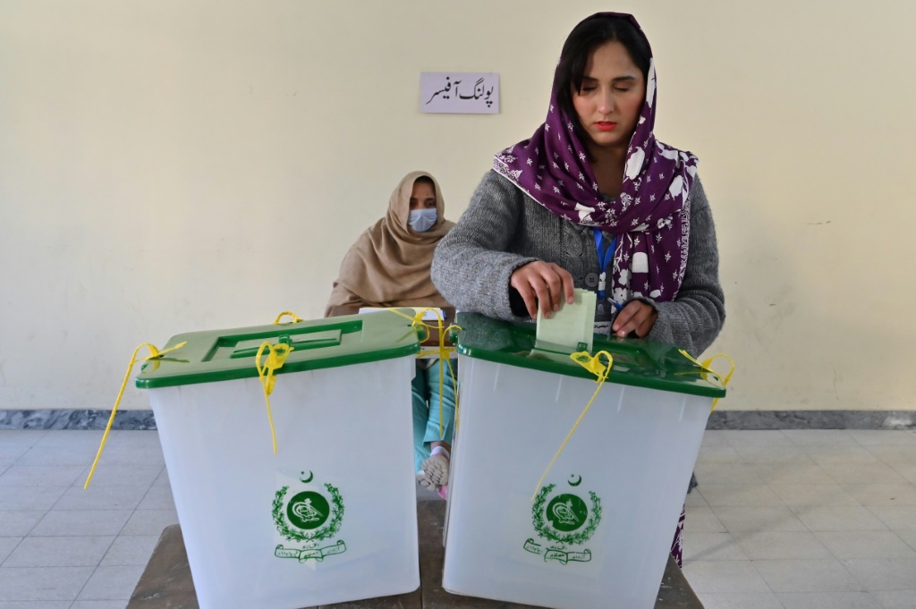 امرأة تدلي بصوتها في مركز اقتراع في إسلام أباد بتاريخ 8 شباط/فبراير 2024 (ا ف ب)