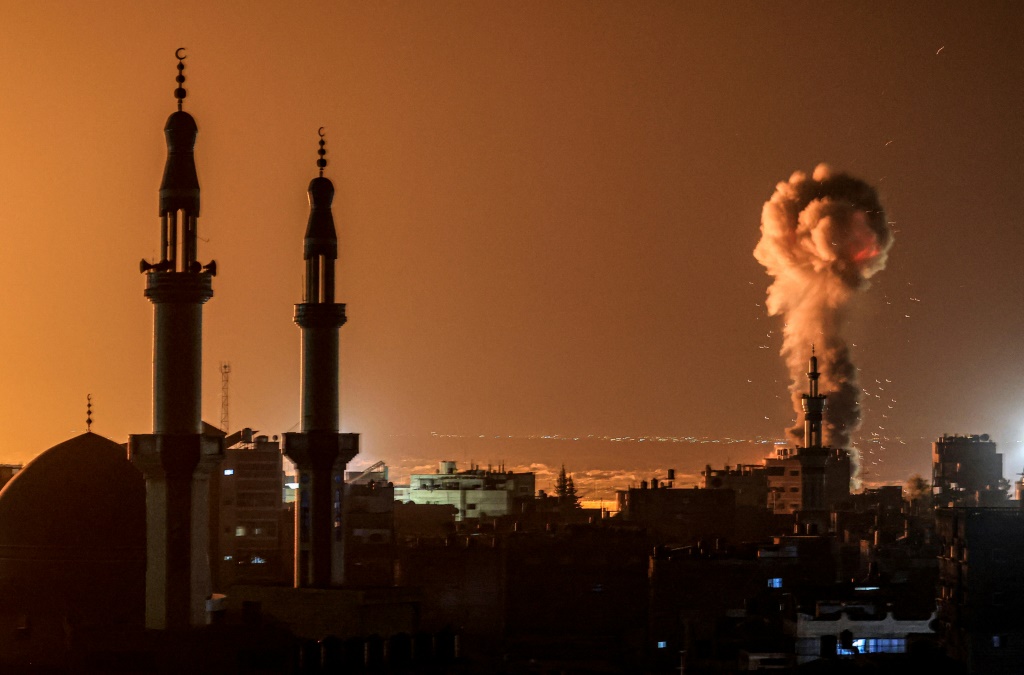 صورة مؤرخة في 6 شباط/فبراير 2024 تظهر دخانا يتصاعد فوق مدينة رفح بعد قصف إسرائيلي على المدينة (ا ف ب)