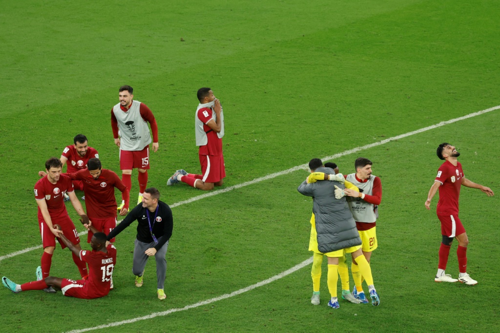 لاعبو قطر يحتفلون بالفوز على إيران 3-2 وبلوغ المباراة النهائية لكأس آسيا لكرة القدم على استاد الثمامة في الدوحة في 7 شباط/فبراير 2024 (ا ف ب)