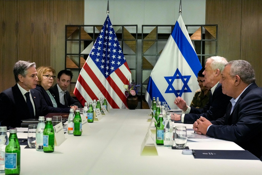 وزير الخارجية الأميركي أنتوني بلينكن خلال اجتماعه مع مسؤولين في حكومة الحرب الإسرائيلية في تل أبيب بتاريخ 8 شباط/فبراير 2024 (ا ف ب)