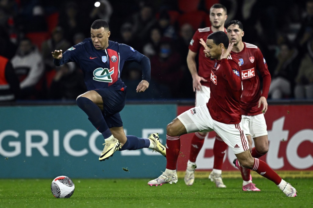 لاعب باريس سان جرمان كيليان مبابي يتقدم بالكرة تحت انظار لاعبي بريست في الدور ثمن النهائي لكأس فرنسا لكرة القدم على ملعب بارك دي برينس في 7 شباط/فبراير 2024 (ا ف ب)