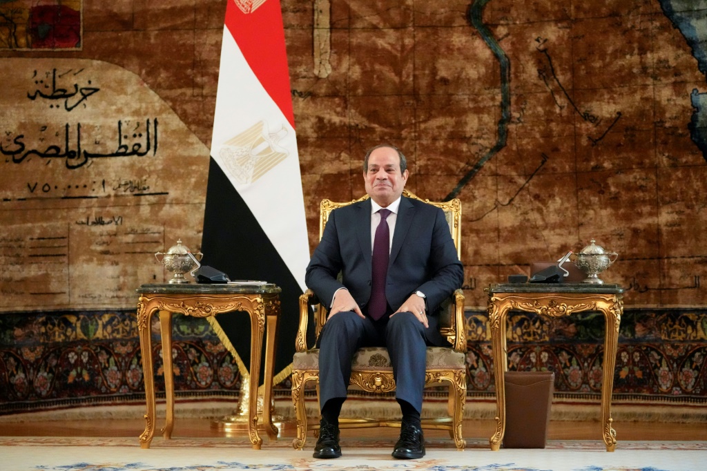 الرئيس المصري عبد الفتاح السيسي خلال اجتماع مع وزير الخارجية الأميركي أنتوني بلينكن (غير مرئي) في القاهرة في السادس من شباط/فبراير 2024 (ا ف ب)   