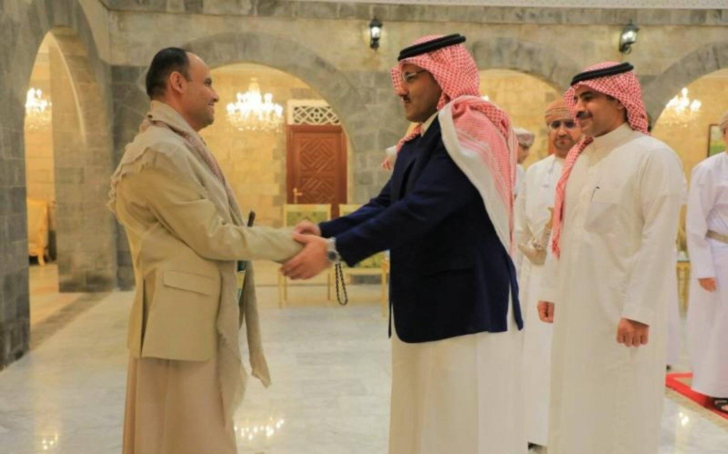 السفير السعودي محمد آل جابر خلال زيارته صنعاء في أبريل 2023 (الشرق الأوسط)