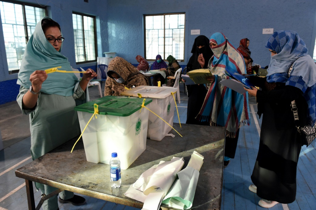 العاملون في الانتخابات الباكستانية يفتحون صناديق الاقتراع أثناء بدء فرز الأصوات في الانتخابات الوطنية في البلاد (ا ف ب)   