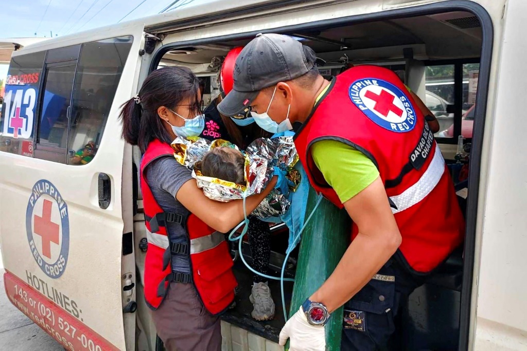 تم الترحيب بإنقاذ طفل يوم الجمعة بعد ما يقرب من 60 ساعة من الانهيار الأرضي الذي ضرب الفلبين باعتباره "معجزة" (أ ف ب)