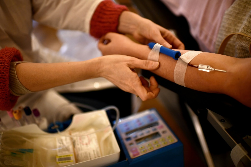 من حملة تبرع بالدم في مدينة بوردو الفرنسية في 7 كانون الأول ديسمبر 2023 (ا ف ب)