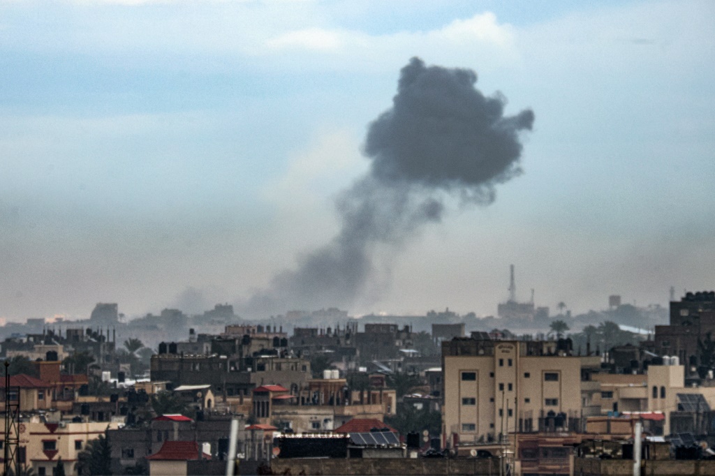 صورة تم التقاطها من رفح في جنوب قطاع غزة تظهر الدخان يتصاعد فوق المباني في خان يونس خلال القصف الإسرائيلي في 2 شباط/فبراير 2024 مع استمرار القتال بين إسرائيل وحركة حماس (أ ف ب)   