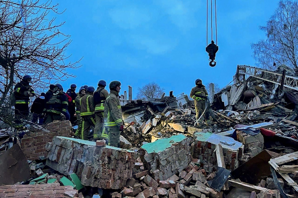 صورة وزعتها وزارة الداخلية الأوكرانية في 9 شباط/فبراير 2024 تظهر عناصر إغاثة وسط حطام مبنى دمر في ضربة روسية في منطقة سومي (أ ف ب)   