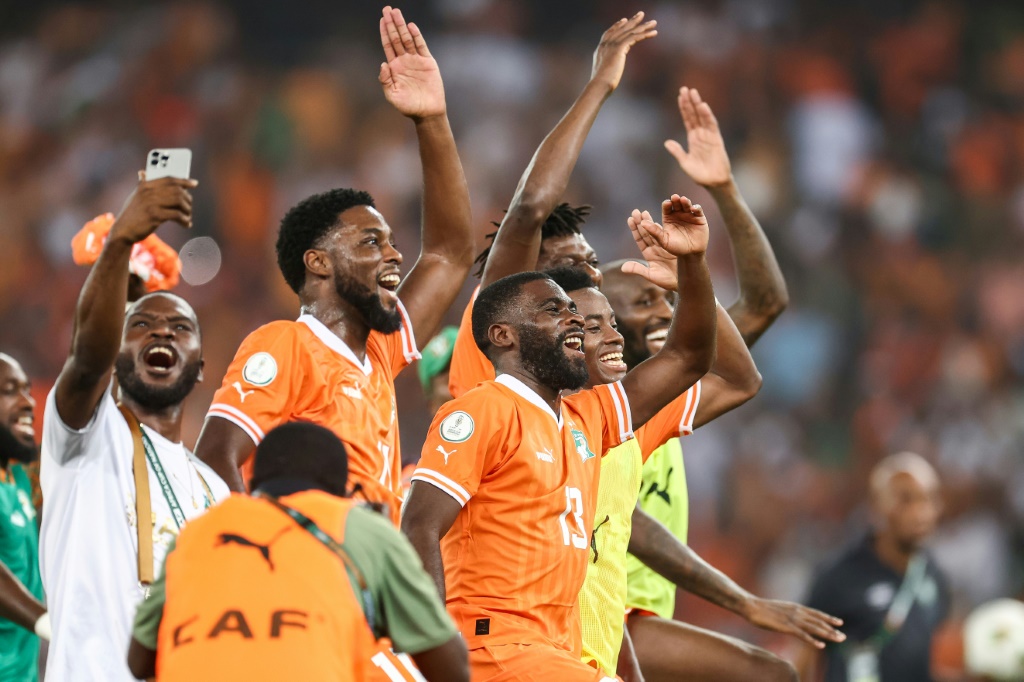 عاد لاعبو ساحل العاج من بعيد في كأس أمم إفريقيا على أرضهم (ا ف ب)