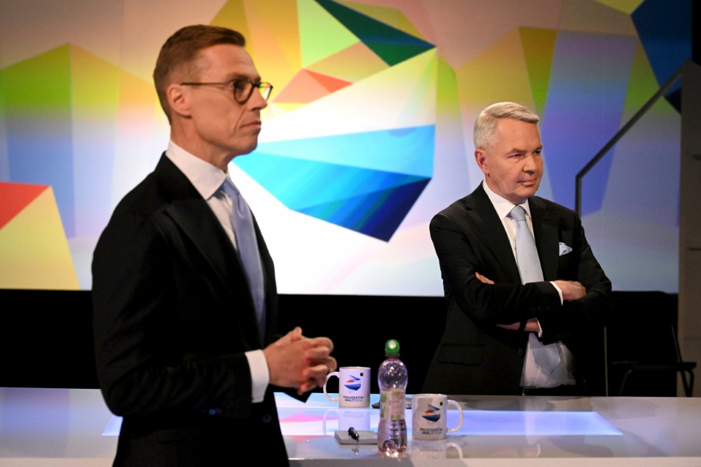 جيلان للانتخابات الرئاسية في فنلندا بيكا هافيستو (إلى أمريكا) وألكسندر ستاب قبيلة معجبات تلفزيونية في الثامن من شباط/فبراير 2024. (ا ف ب)