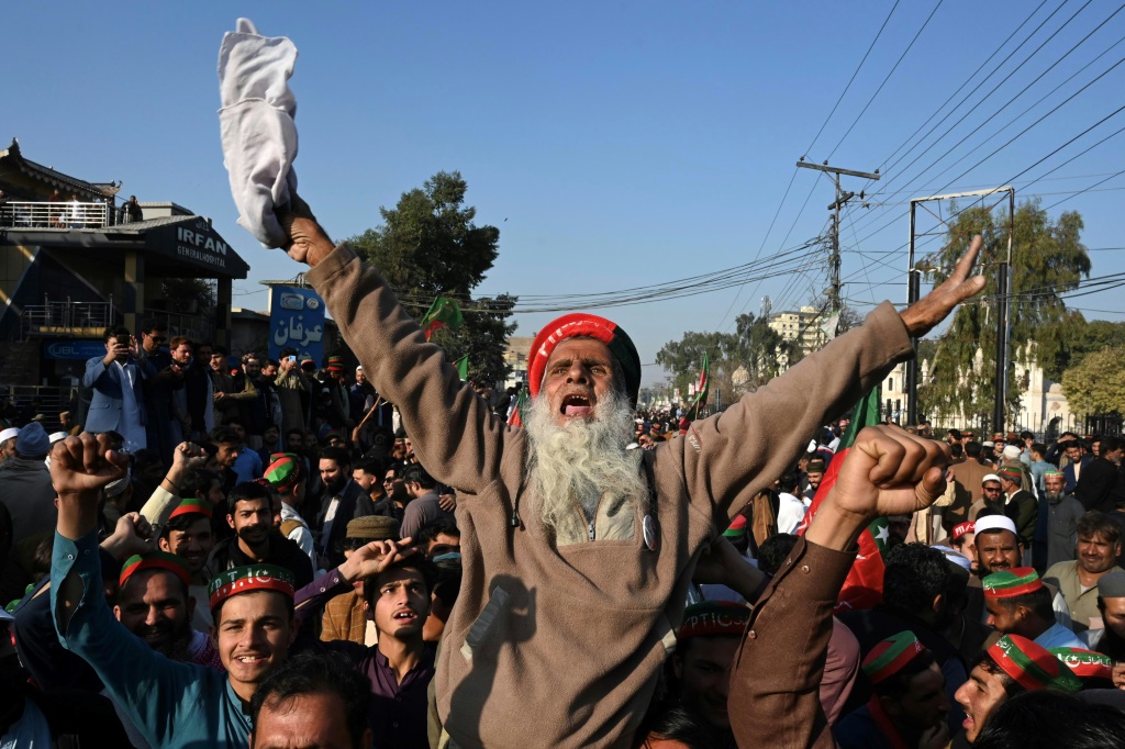 أنصار حركة الإنصاف الباكستانية يحتجون خارج مكتب مؤقت للجنة الانتخابات في بيشاور. ويزعم زعماء حركة PTI أنهم كانوا سيفوزون بمقاعد أكثر لولا تزوير الأصوات. (ا ف ب))