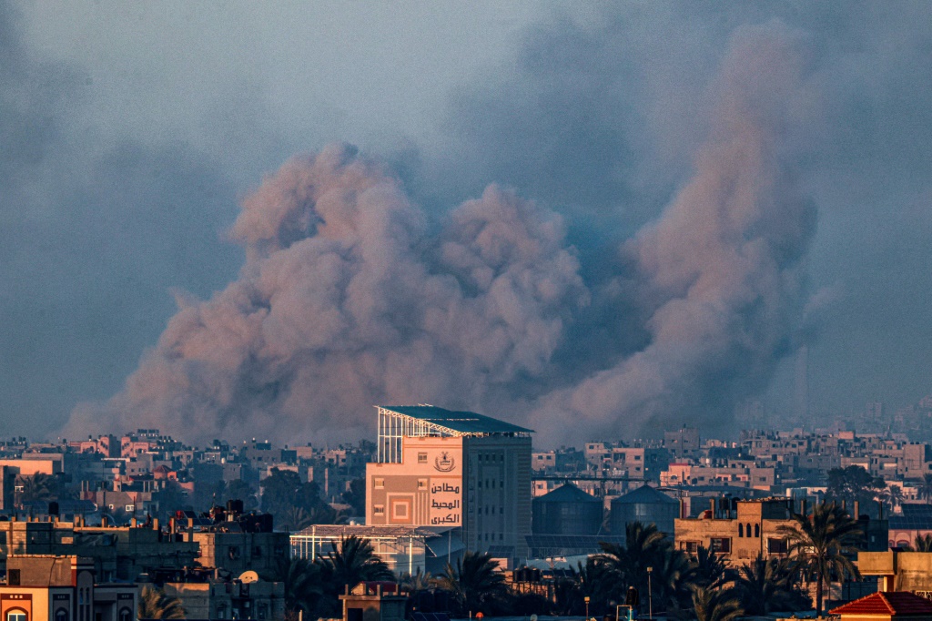 صورة ملتقطة من مدينة رفح تظهر تصاعد الدخان جراء غارة إسرائيلية في مدينة خان يونس في 10 شباط/فبراير 2024 (ا ف ب)
