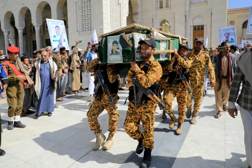مراسم تشييع في صنعاء أقامها الحوثيون لعناصر قضوا جراء ضربات أميركية في 10 شباط/فبراير 2024 (ا ف ب)