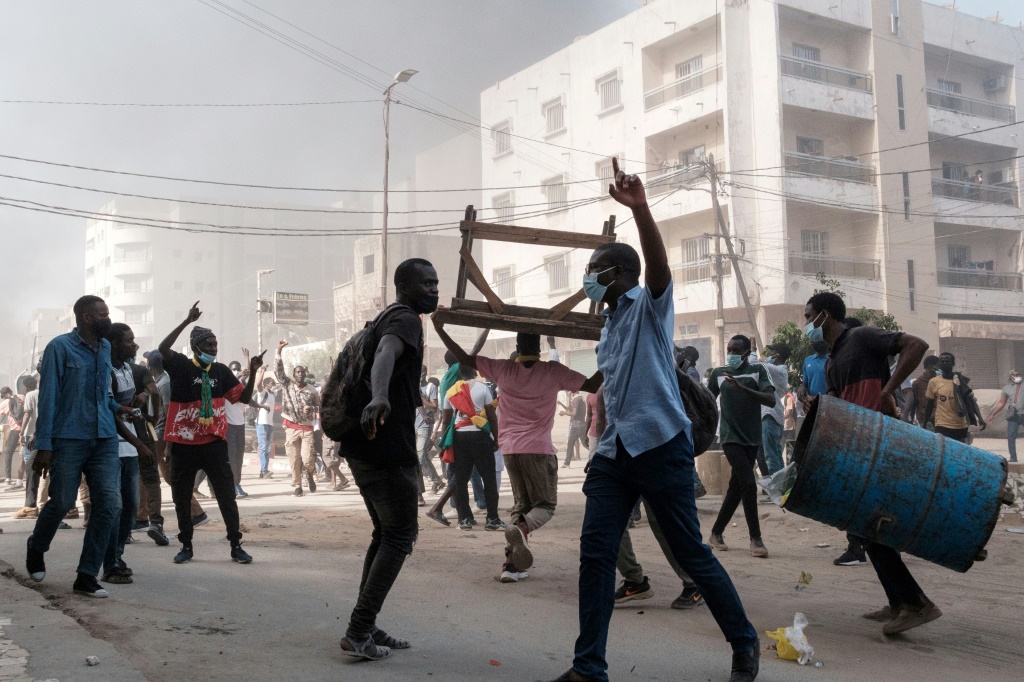 متظاهرون سنغاليون خلال مواجهات مع الشرطة في العاصمة دكار في التاسع من شباط/فبراير 2024 (أ ف ب)   