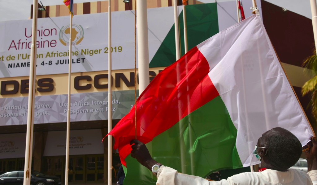 علم مدغشقر في نيامي عاصمة النيجر في الثاني من تموز/يوليو 2019 (ا ف ب)