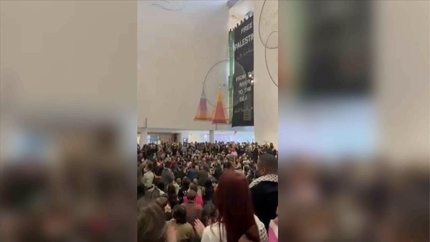 نشطاء يقتحمون متحف الفن للمطالبة بوقف الحرب على غزة (الأناضول)
