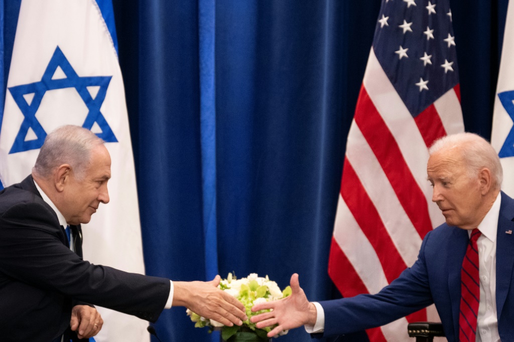 الرئيس الامريكي جو بايدن، مع رئيس الوزراء الإسرائيلي بنيامين نتنياهو (أ ف ب)