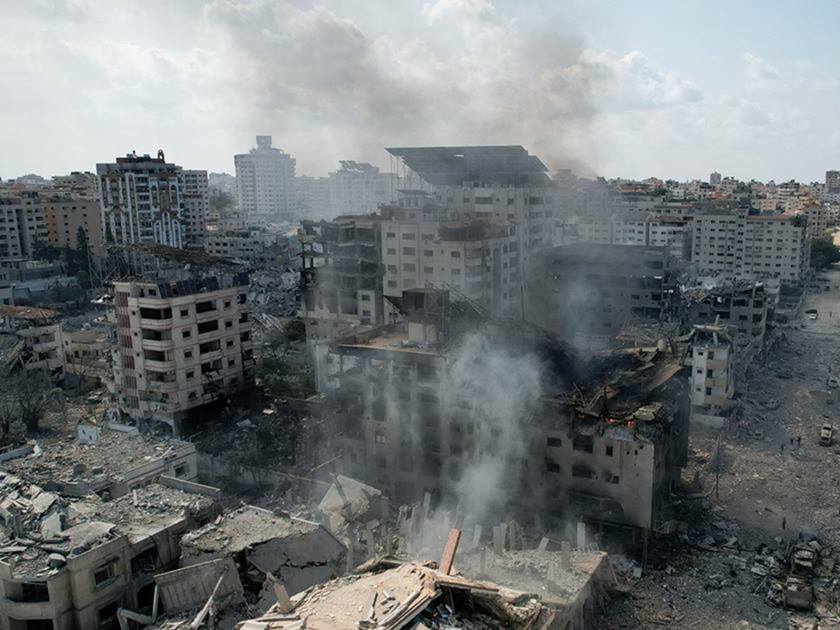 القصف المدفعي الإسرائيلي يواصل استهداف وسط وجنوب قطاع غزة (ا ف ب وغيتي)