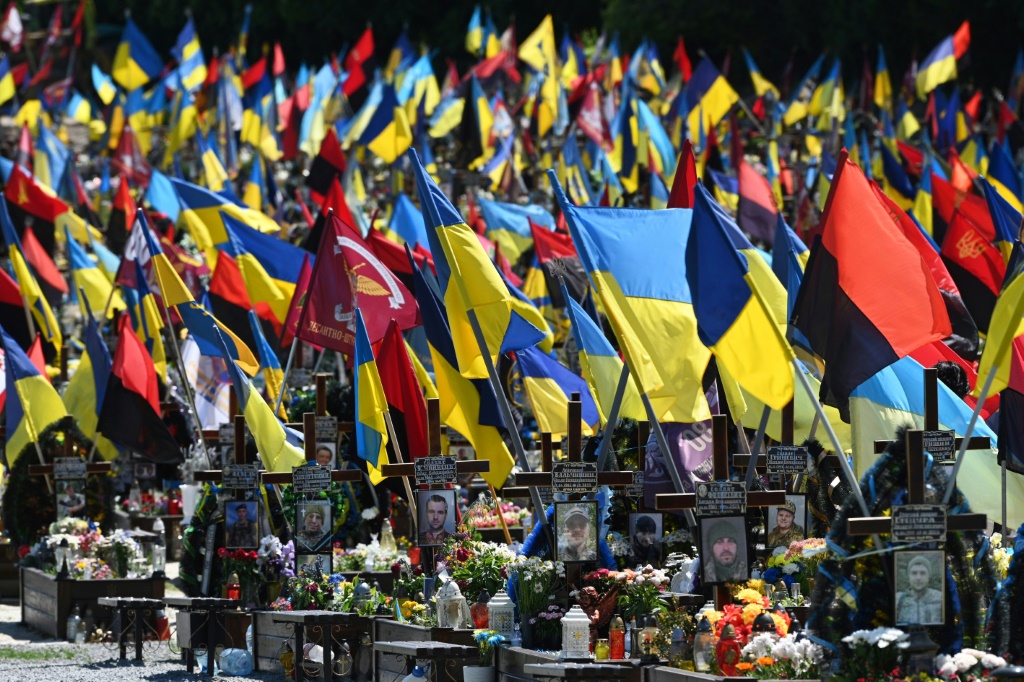 قبور الجنود الأوكرانيين الذين سقطوا في مقبرة ليتشاكيف العسكرية في لفيف في 1 يونيو 2023، وسط الغزو الروسي. (ا ف ب)