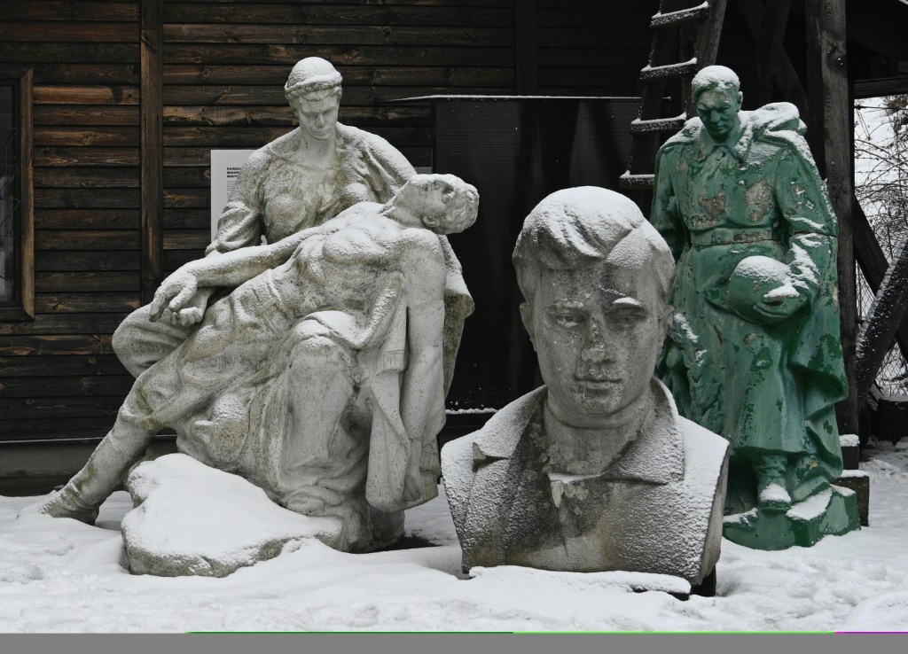 إن إسقاط التماثيل ليس جديدا في أوكرانيا، لكن عمليات الإزالة تضاعفت بعد بدء الحرب. (ا ف ب)
